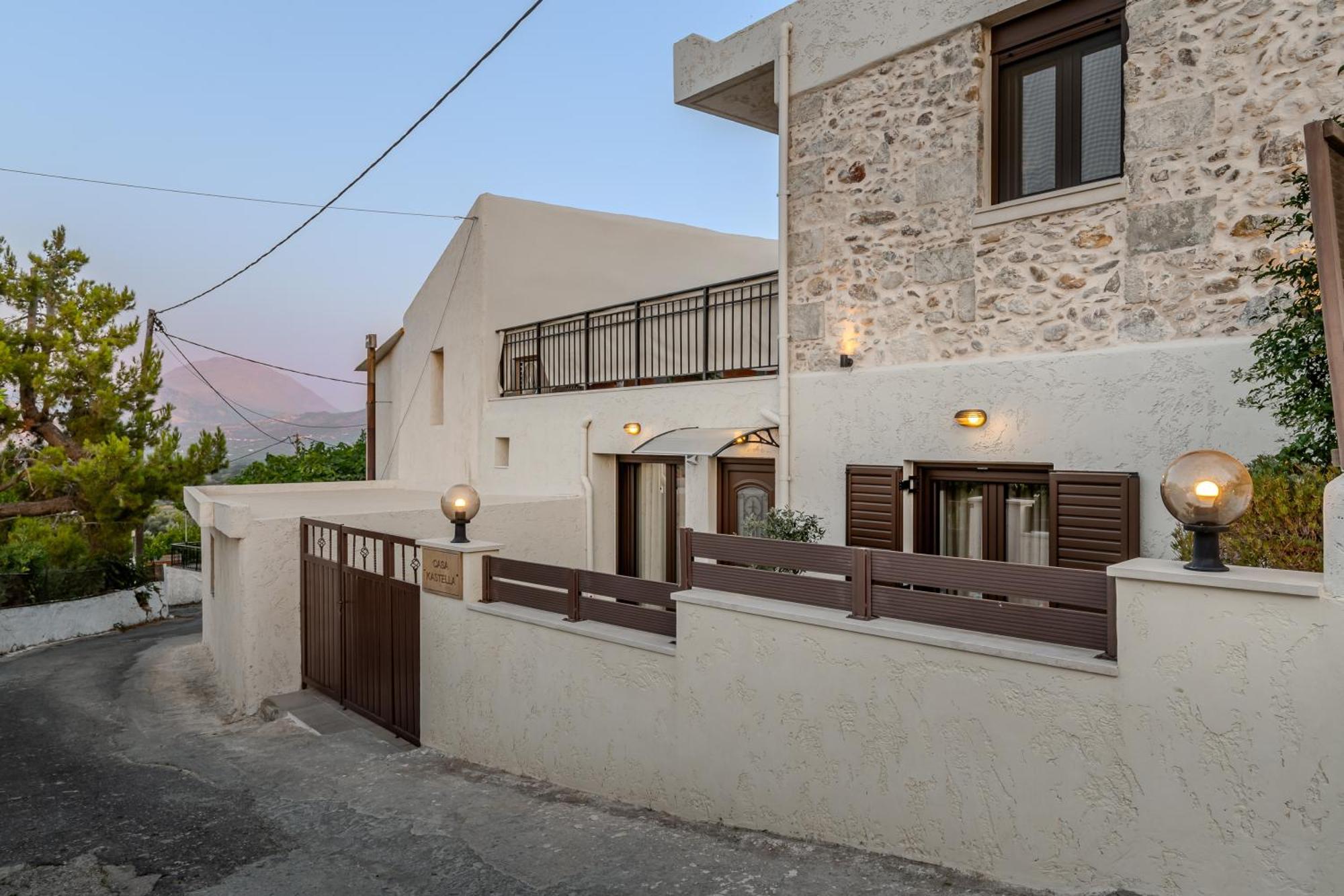 Villa Casa Kastella, Private Jacuzzi & Bbq Facilities! Angouselianá Exterior foto
